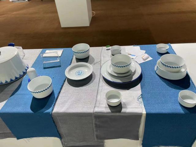 18工艺美术陶瓷产品设计黄乐《现代陶瓷茶具》18产品设计2班熊海